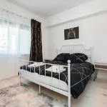 Апартаменти Spacious And Cozy In