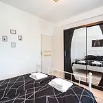 Апартаменти Spacious And Cozy In Бухарест