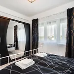 Апартаменти Spacious And Cozy In *